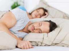 На каком боку надо спать, чтобы не было изжоги — правом, левом или спине